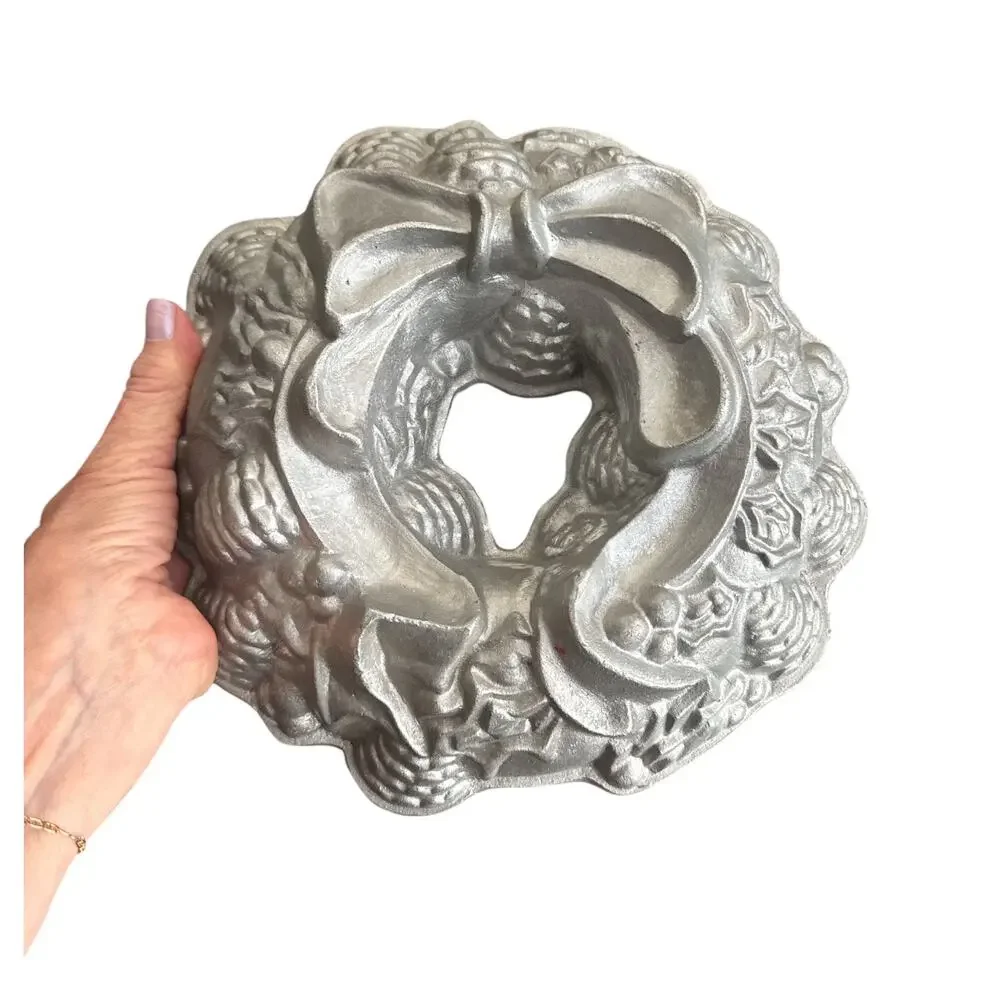 Nordic Ware Holiday Wreath Bundt Pan Cast Aluminum